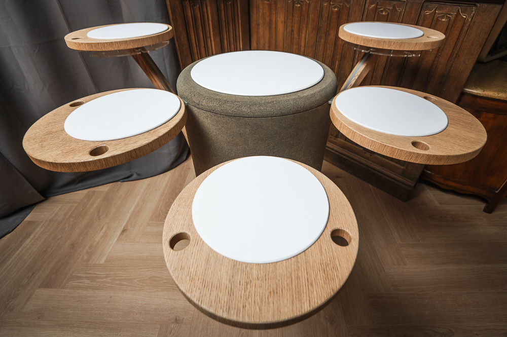 Bar à vin composé de cercles en bois et revêtements gris et blanc