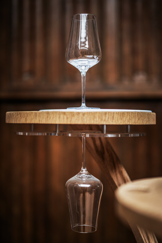 Verres de vin en suspension et posé