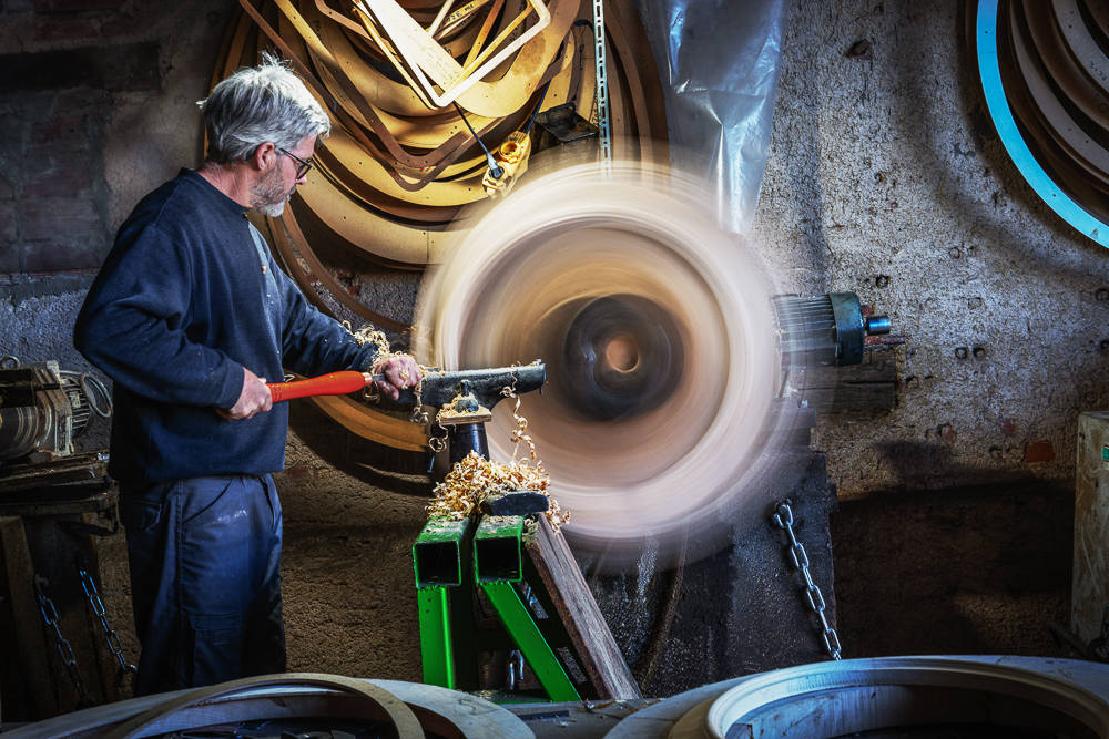 Homme travaillant le tour ovale