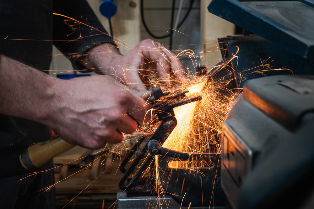 Mains d'un ébéniste travaillant étincelles
