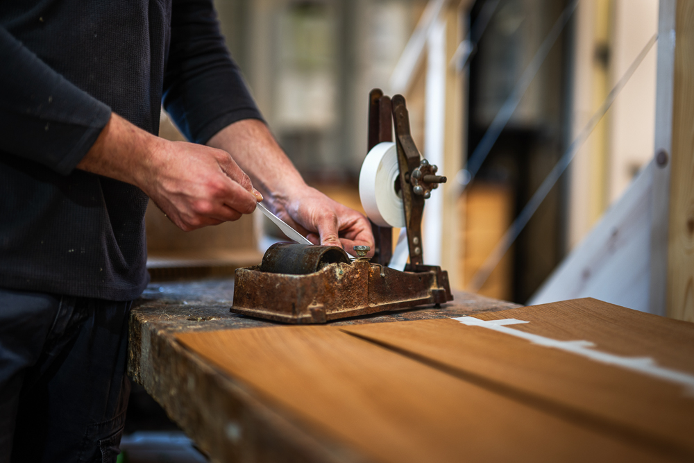 Mains d'un ébéniste travaillant