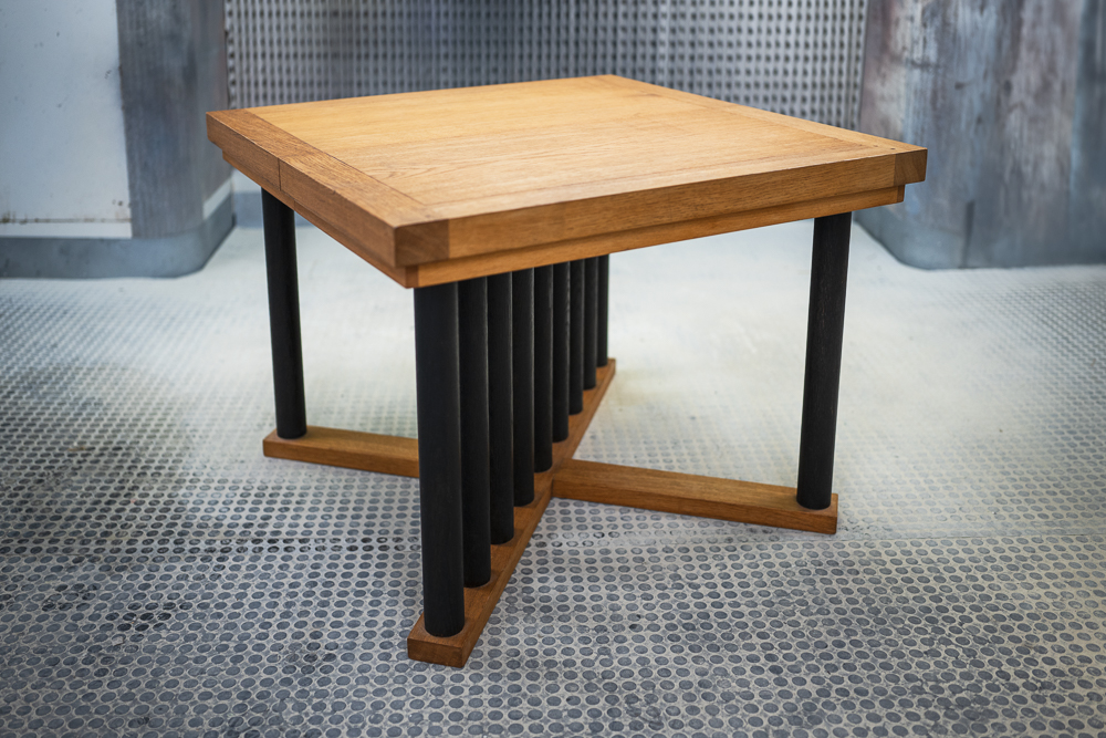 Table contemporaine bois et noir sur fond métallique
