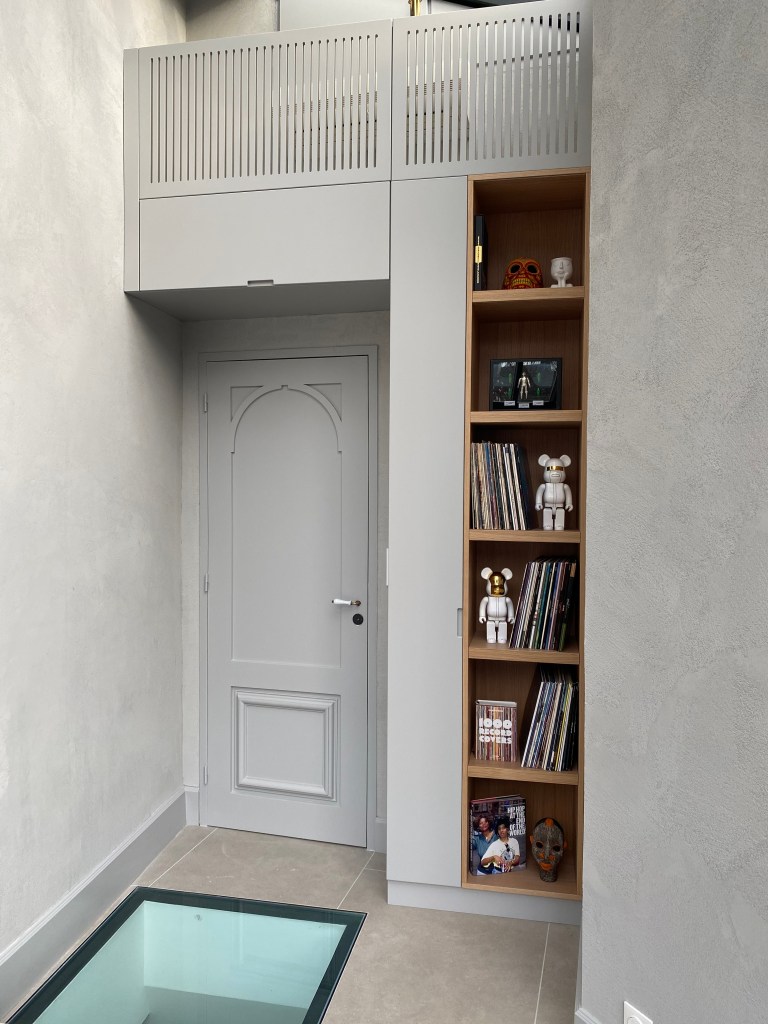 ebenisterie-pierrejoussot-agencement-porte-bibliothèque-blanccasse-objet-design-vinyle