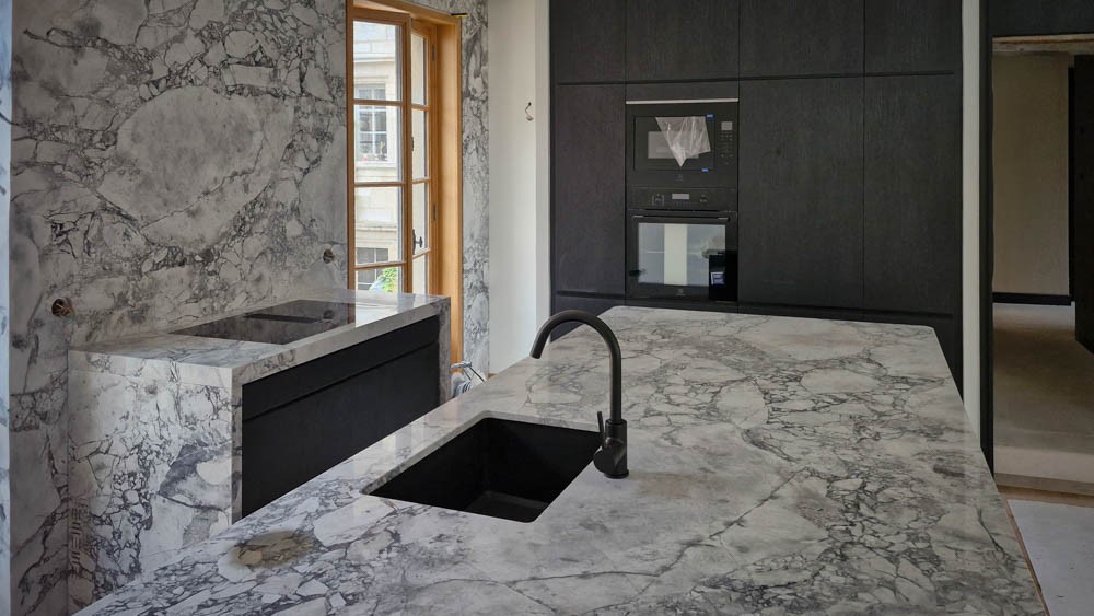 Agencement cuisine contemporaine noir et marbre
