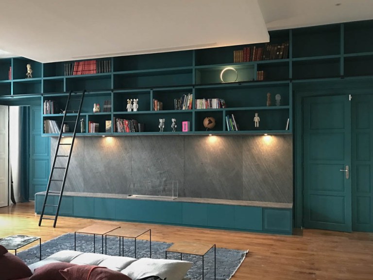 Agencement d'un salon contemporain bois et bleu canard