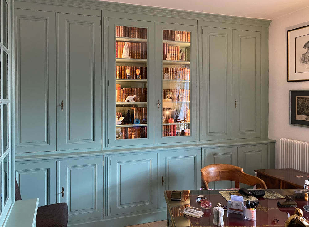 Buffet bleu et vitrine en bois dans un bureau