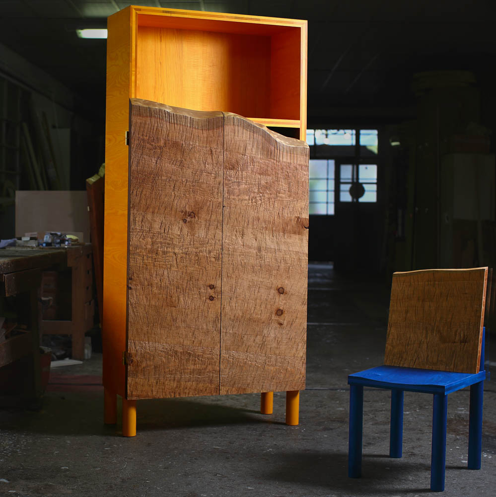 Dans un atelier, une armoire et une chaise design bicolore