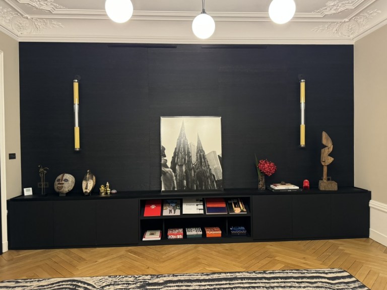 ébéniste - agencement d'un salon noir bois et blanc