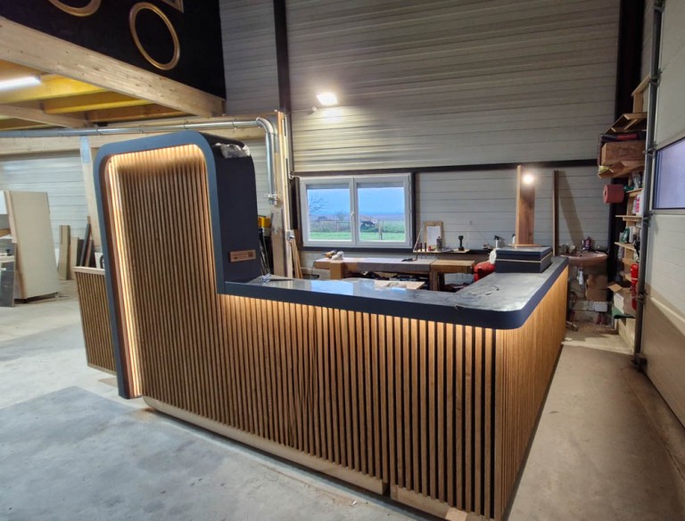 Making off fabrication bar en bois et noir dans l'atelier