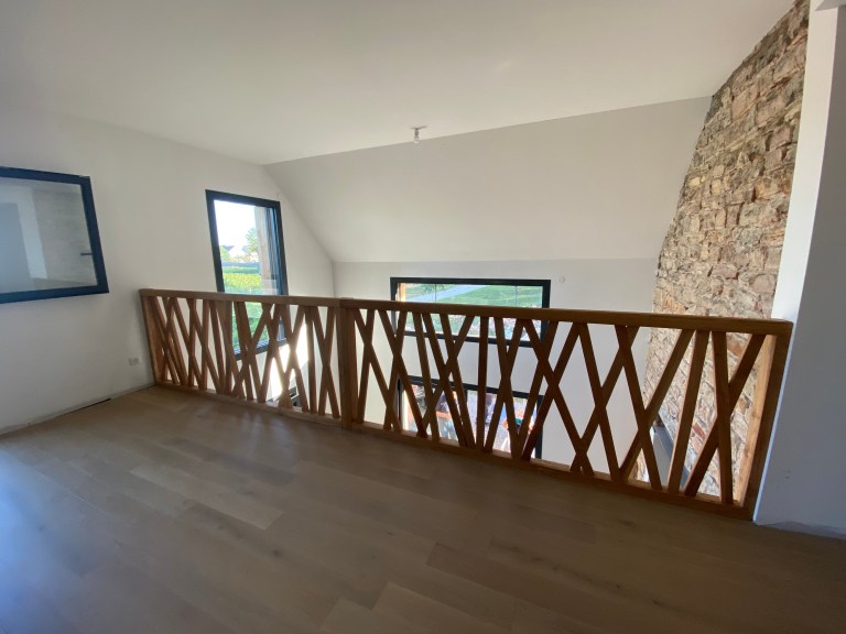 Agencement d'un étage par un garde-corps en bois