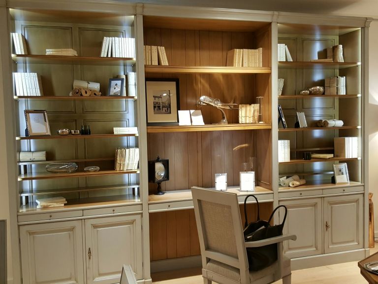 Agencement d'un bureau murs blanc cassé : buffet et bibliothèque, fauteuil style classique couleur taupe